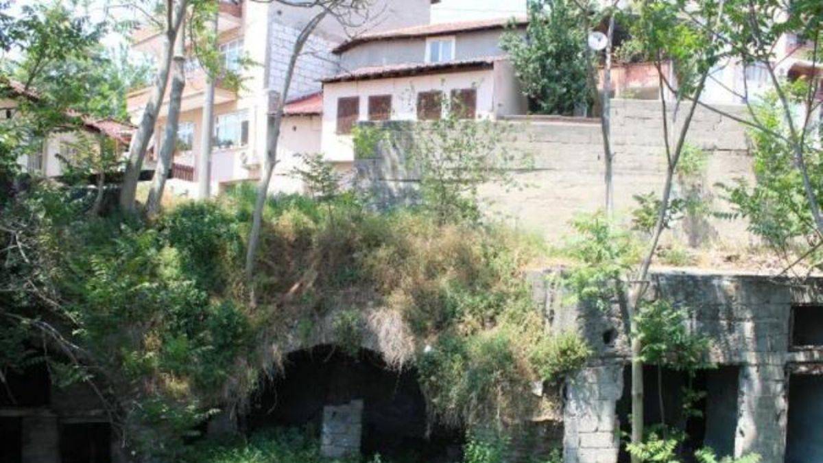 Sarnıç üstü gecekondu! Mahalleli şikayetçi