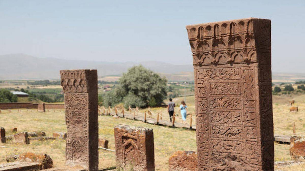 'Ahlat'taki mezar taşları Türk tarihini okumayı öğretiyor'