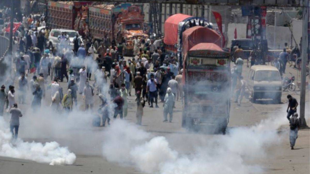 Pakistan'da eski Başbakan Han'ın destekçileri polisle çatıştı