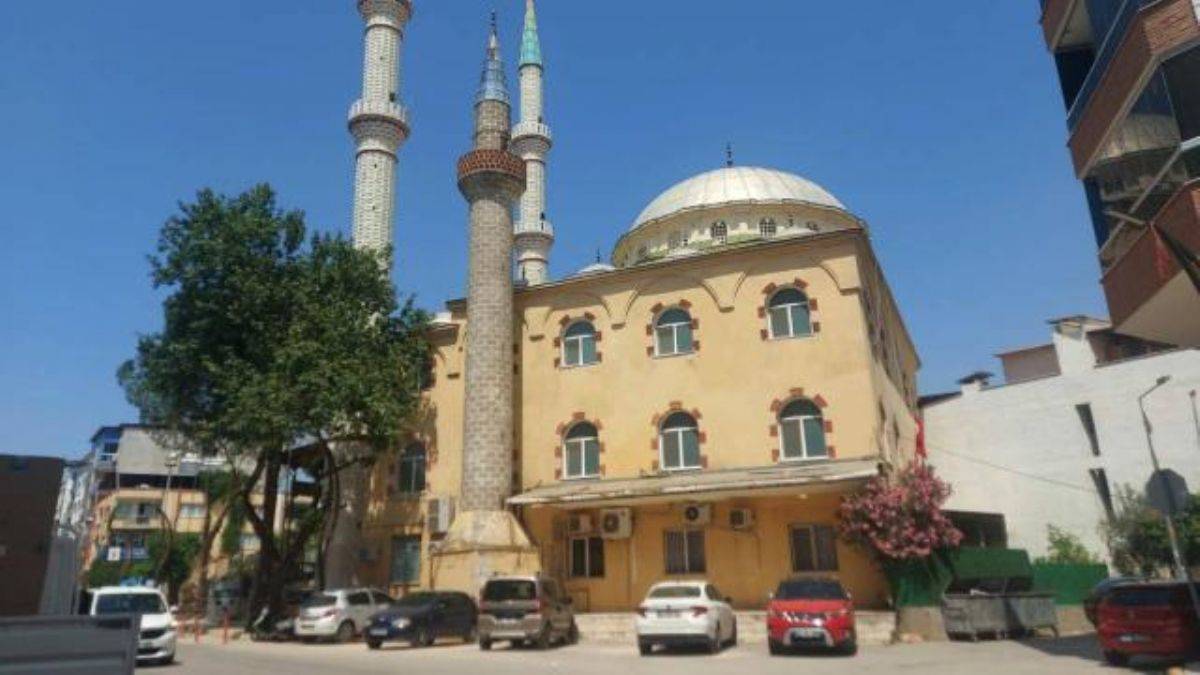 İzmir'de cami hoparlöründen şarkı dinlettiler