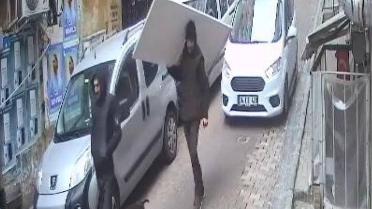 Caminin tuvalet kapısı üçüncü kez çalındı