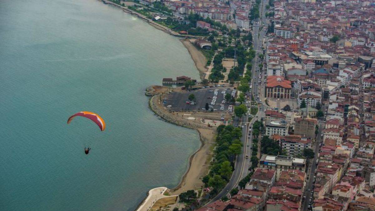 500 rakımlı Boztepe'de yamaç paraşütü tutkusu