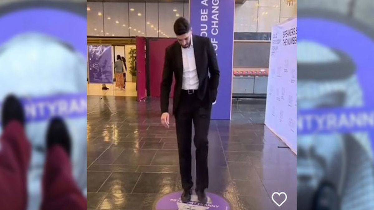 FETÖ'cü Enes Kanter'den tepki çeken hareket! Erdoğan posterini çiğnedi