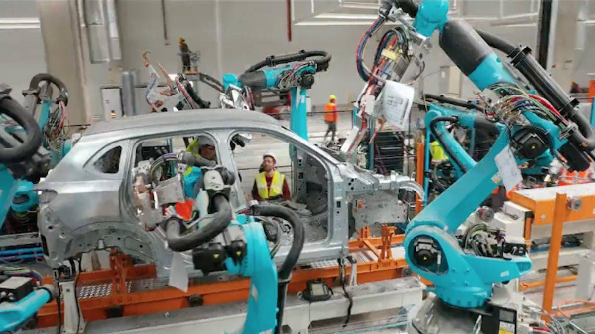 TOGG'dan sevindiren haber: 'İlk C-SUV gövdesini robot hatlarımızda başarıyla ürettik'