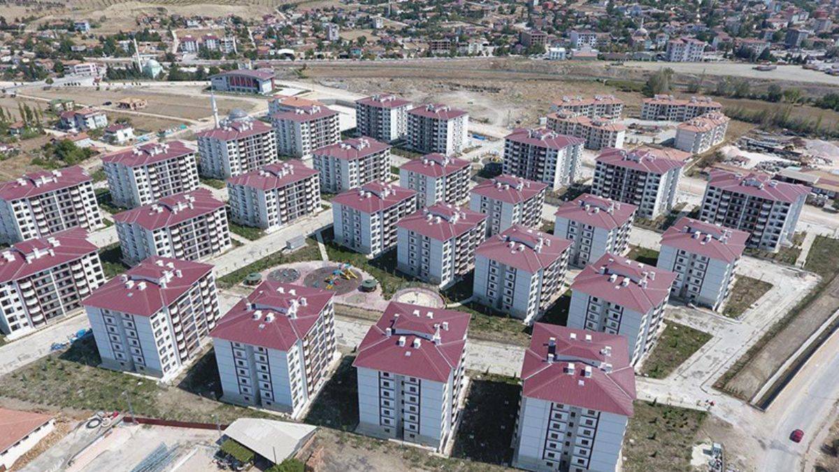 Bakan Kurum duyurdu: Ev yapmak isteyene uygun fiyatlı arazi devletten