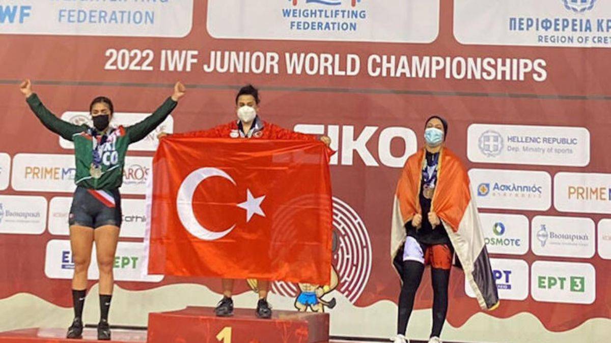 Ailesinden gizli başladığı halterde dünya şampiyonu oldu