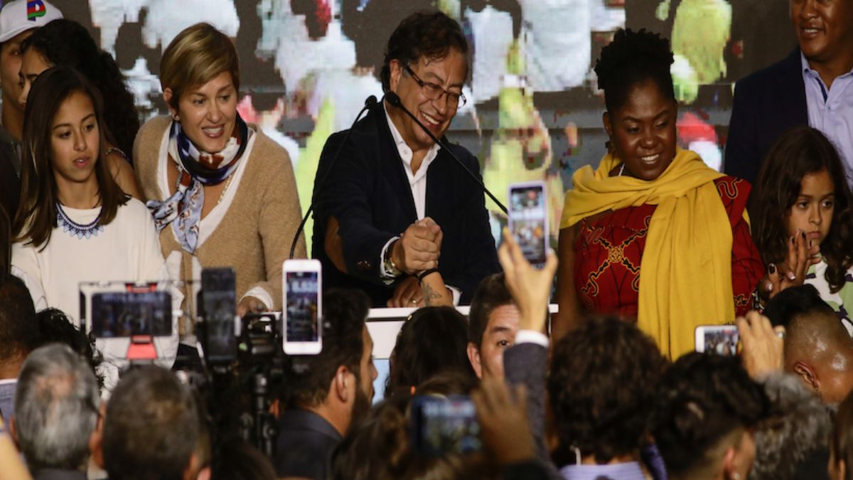 Kolombiya'da eski gerilla Gustavo Petro, başkanlık seçiminin ilk turunu farklı kazandı