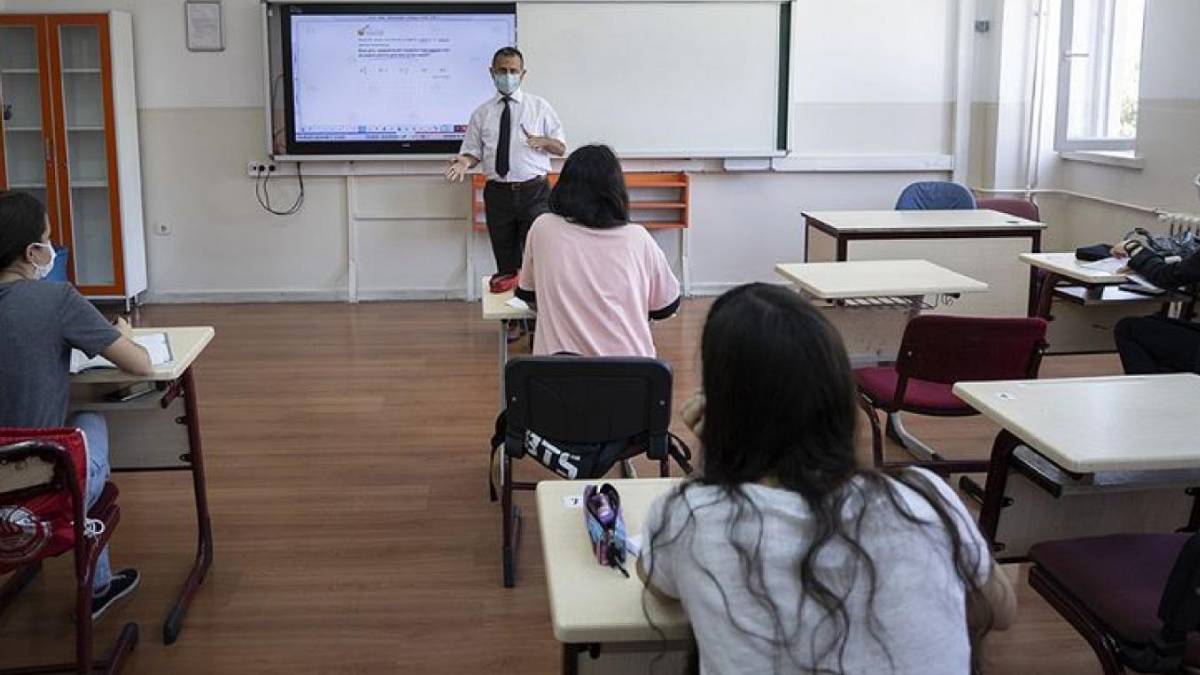 Lisede ortalaması 50'nin üstünde ve altında olanlar sınıfta kalır mı? Lisede ortalama 50 olan 4 zayıfla sınıfta kalır mı? Ortalamam 50'den yüksek 5 zayıfla sınıfta kalır mıyım?