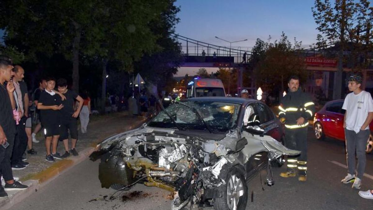 Direğe çarptı, motoru yerinden fırladı: 6 yaralı