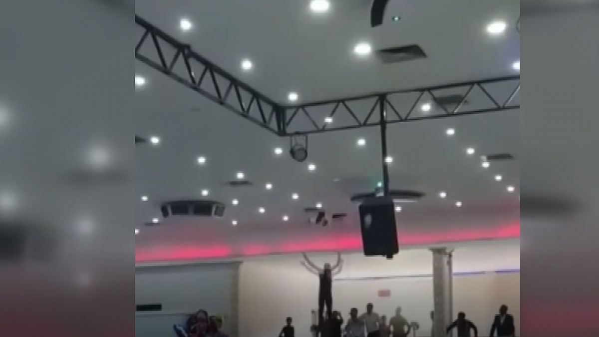 Bastığı zemin çöktü, düğün salonuna düştü!