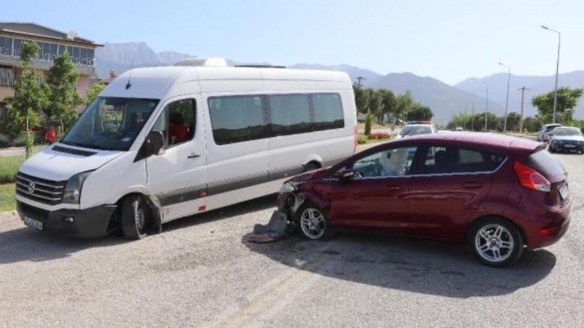 Otomobile giren arı kaza yaptırdı: 5 yaralı