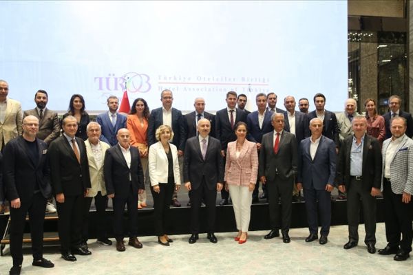 Ulaştırma ve Altyapı Bakanı Karaismailoğlu, turizmcilerle bir araya geldi