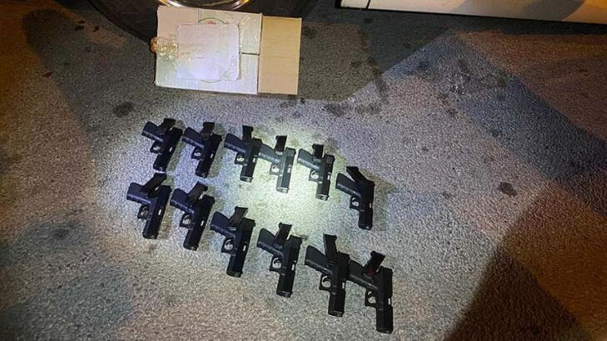 Yolcu otobüsünün bagajında 12 tabanca ele geçirildi