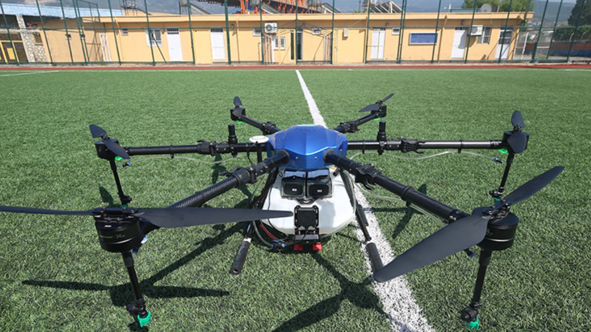 Hatay'da öğrenciler tarım ilaçlama dronu yaptı