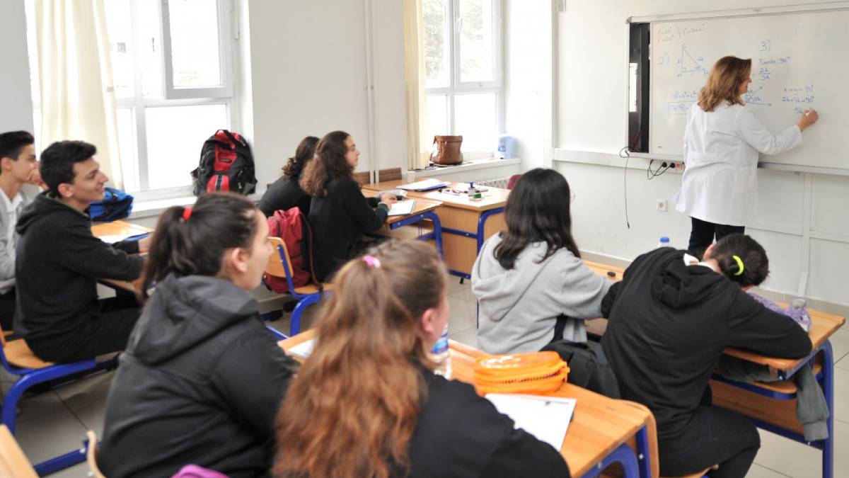 Lisede kaç zayıfla sınıf geçilir? Lisede 3 zayıfla sınıf geçilir mi, sınıfta kalınır mı? Lisede 4 dersi 1 (zayıf) olan sınıf tekrarı mı yapar?