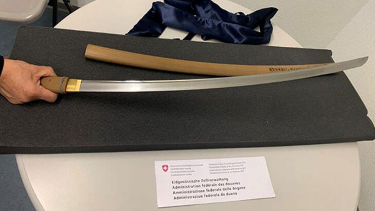 İsviçre sınırında 669 yıllık antika Japon kılıcı ele geçirildi