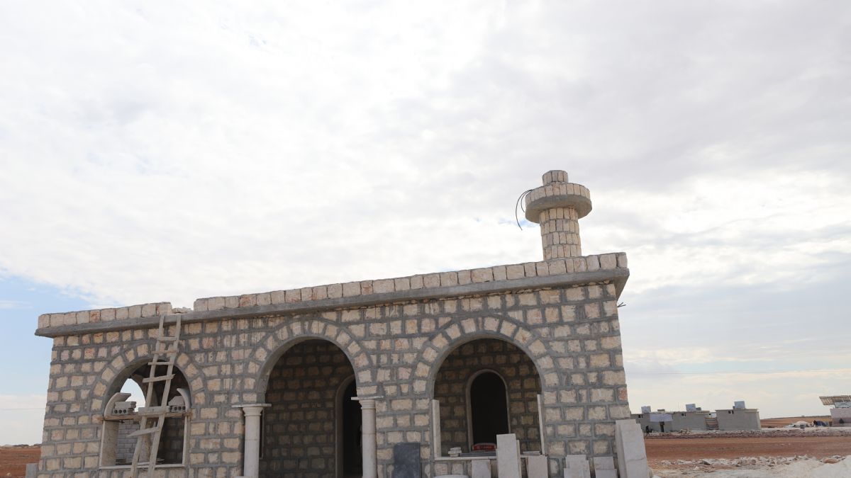 İHH, Suriye'nin kuzeyinde briket evler çevresine cami inşa etti
