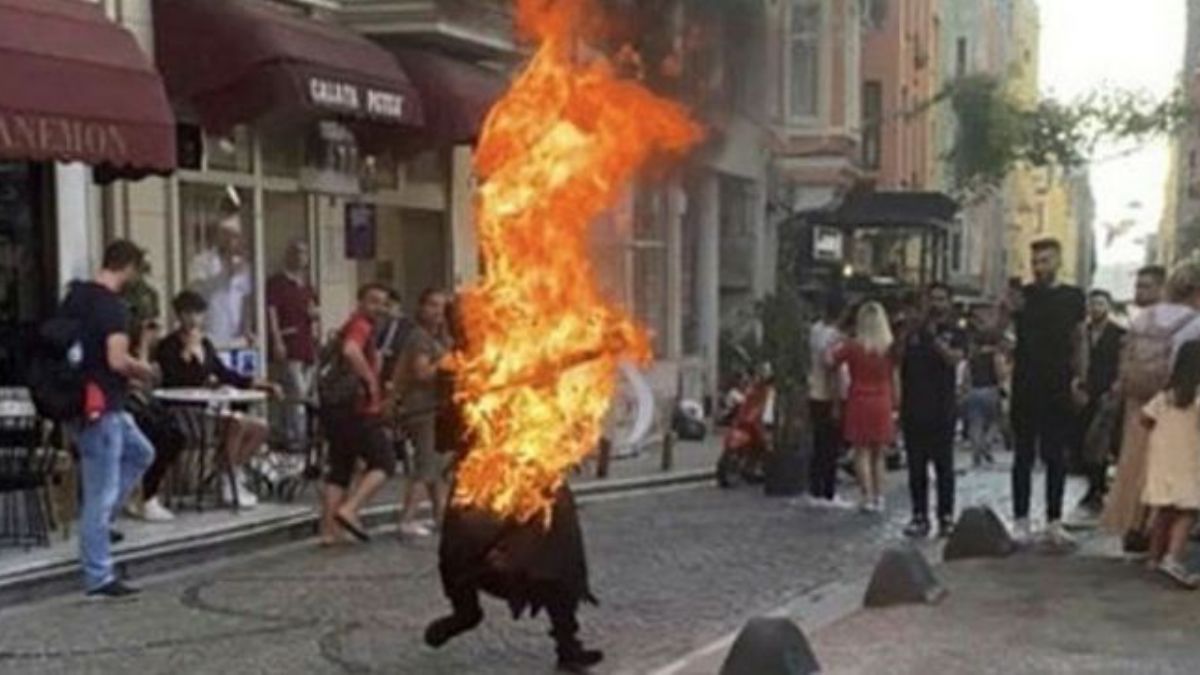 Galata Kulesi önünde kendini yakan genç öldü mü? Galata önünde genç kendini neden yaktı?
