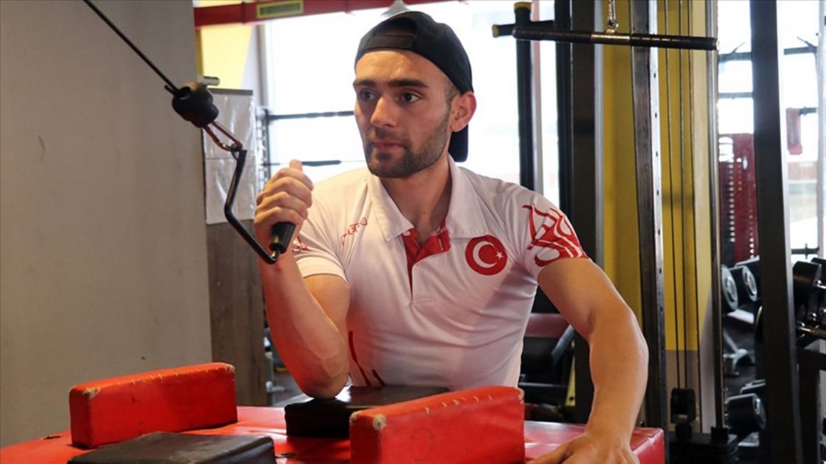 İlk turnuvada dirseği kırıldı, pes etmeyerek Avrupa şampiyonu oldu