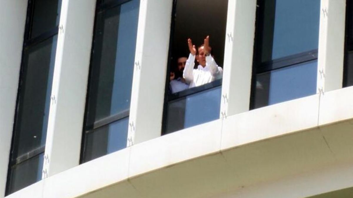 Kendisini  protesto edenlere dans ederek karşılık verdi