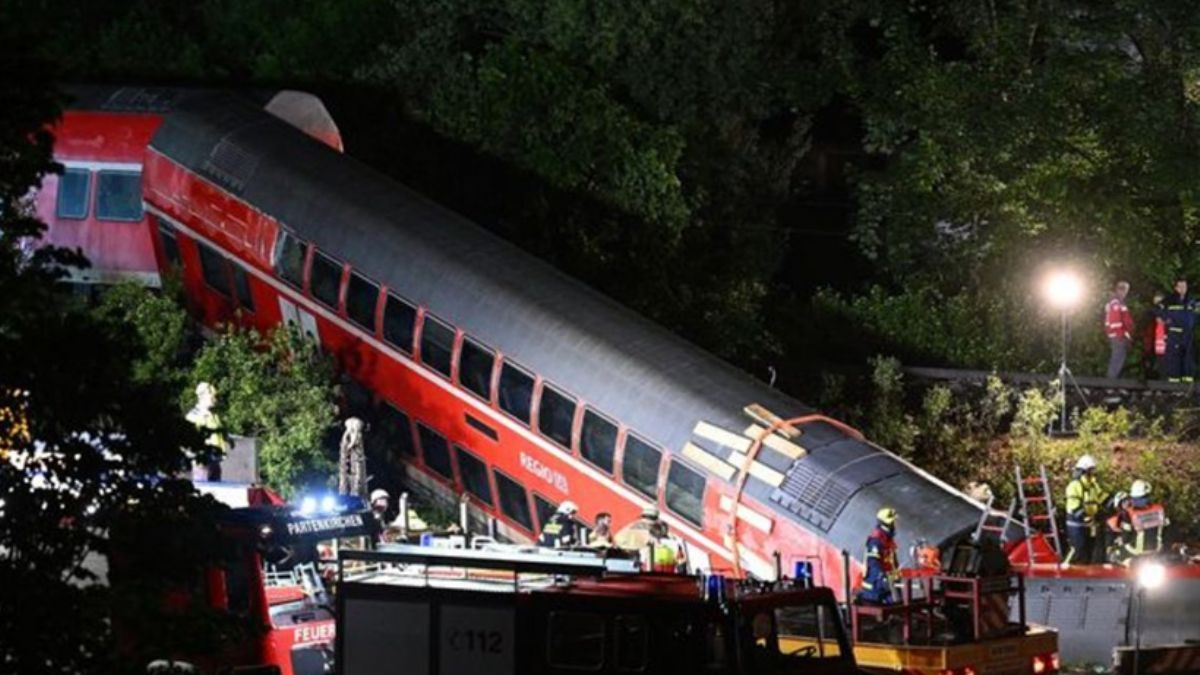 Almanya'da feci tren kazası: Çok sayıda ölü ve yaralı var