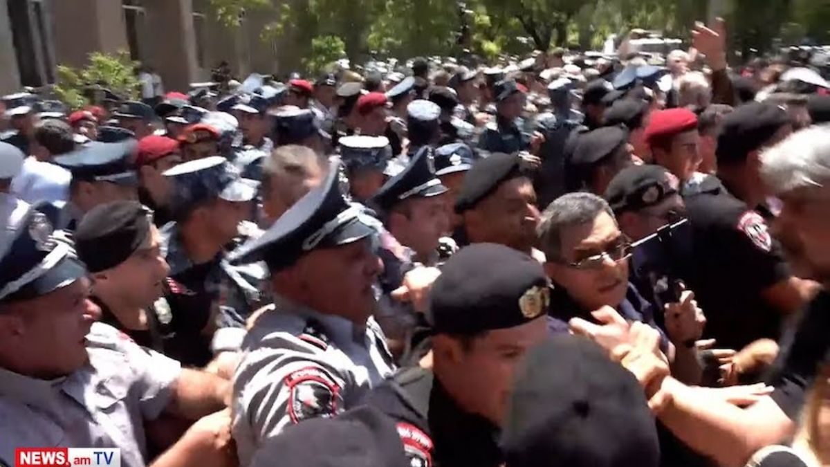 Ermenistan'da polis ile protestocular arasında çatışma! Çok sayıda yaralı var