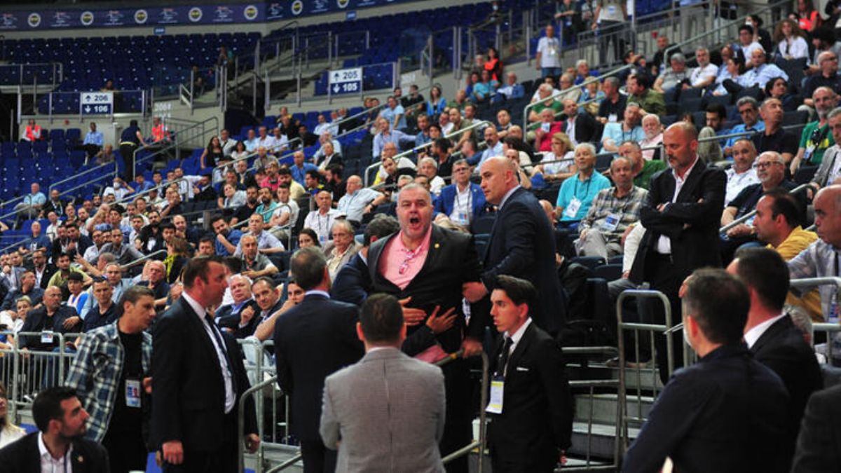 Fenerbahçe’de 2 üye ihraç edildi