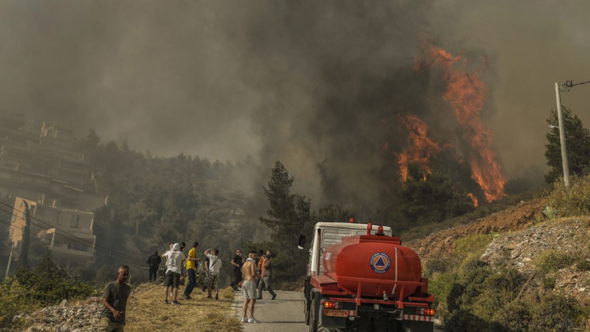Atina yanıyor! Yerleşim yerleri tahliye edildi