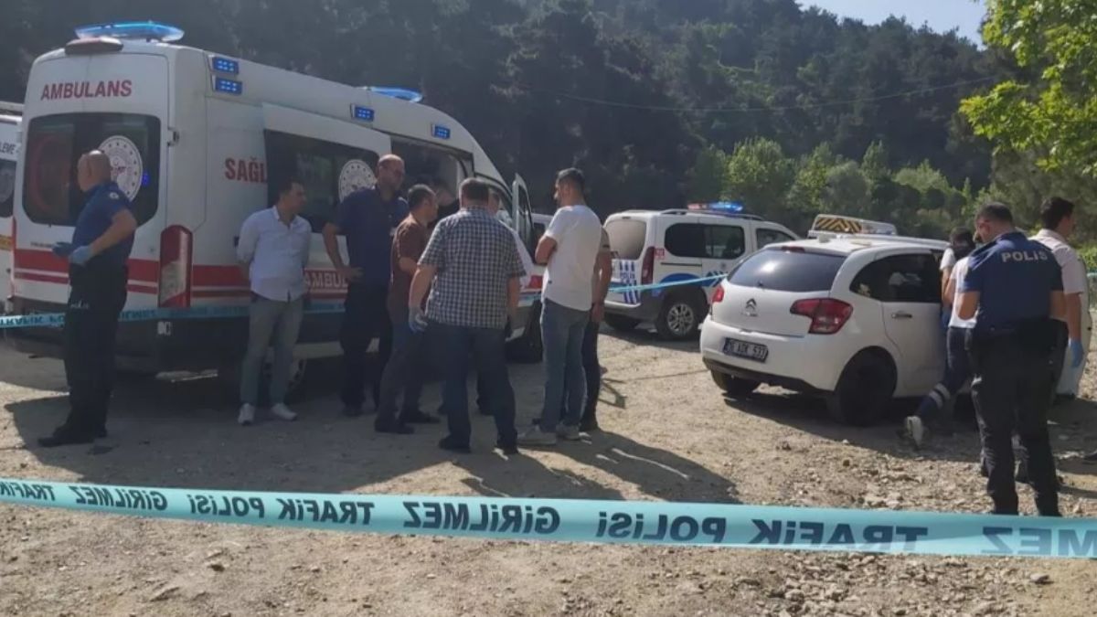 Yol kenarındaki bir tesiste park halindeki otomobilde ceset bulundu