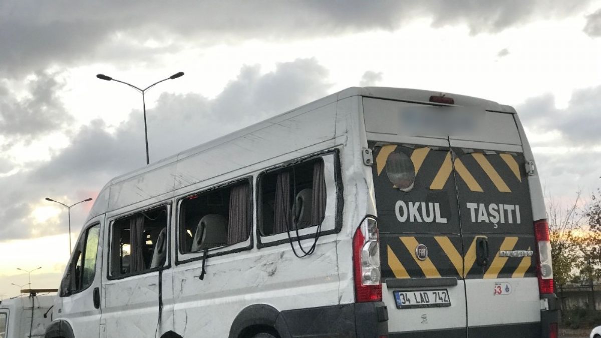 Başakşehir'de seyir halindeki servis minibüsü devrildi