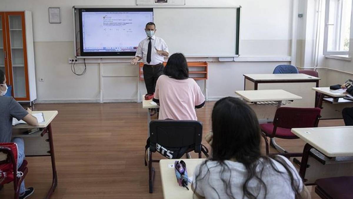 Lisede devamsızlık kalktı mı? Devamsızlıktan kalma var mı? Lise 12. sınıf devamsızlık sınıfta kalma olmayacak mı? 2022'de devamsızlıktan sınıf tekrarı yok mu?