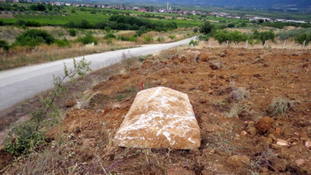 Sakarya'da tarım arazisinde taş mezar kapağı bulundu