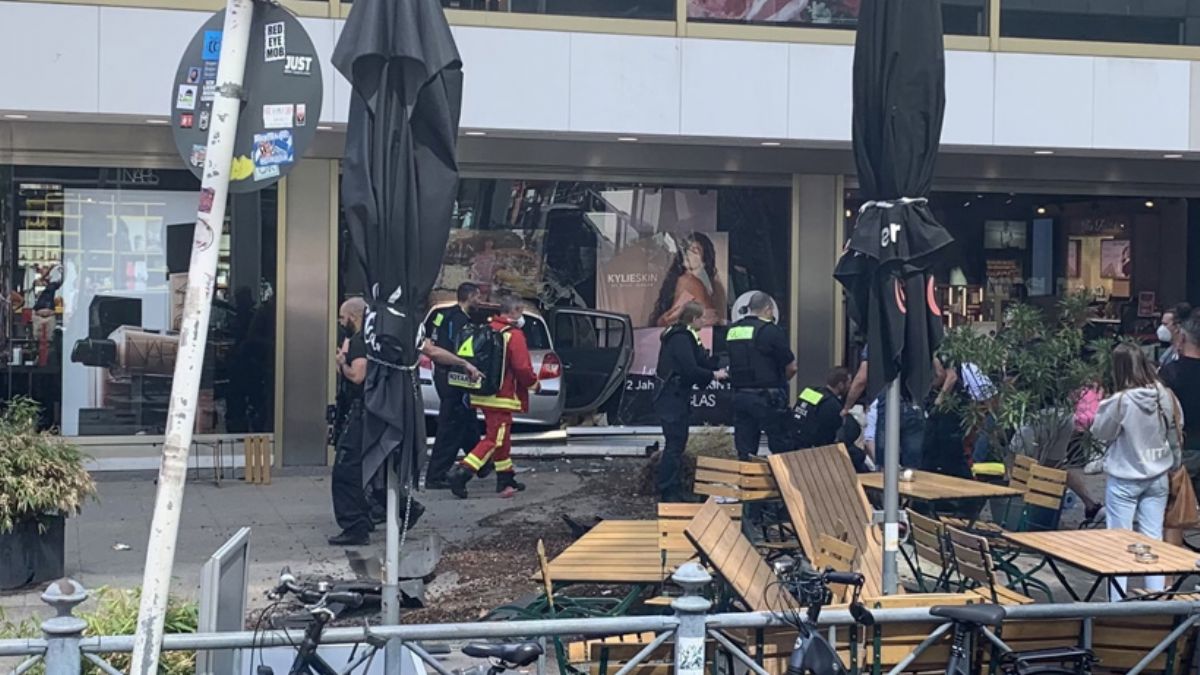 Berlin'de bir araç kalabalığa daldı: 1 ölü, onlarca yaralı