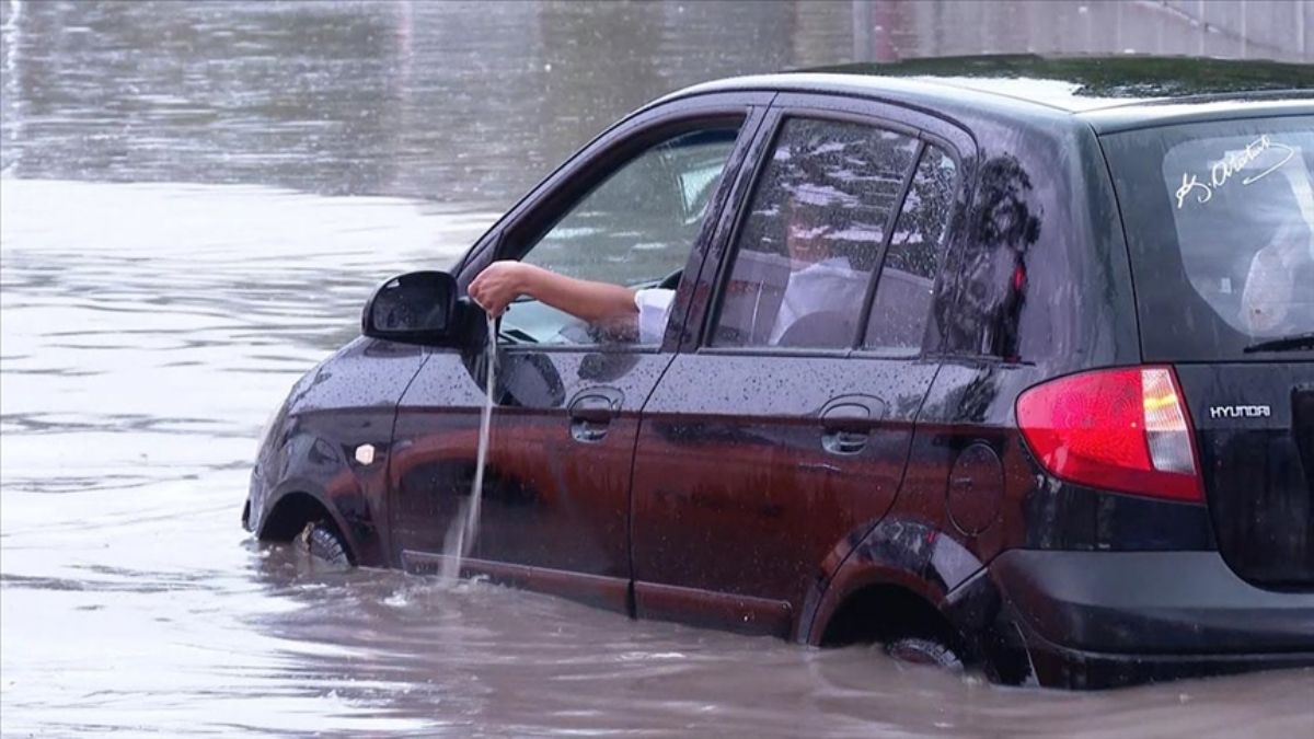 Aracından bardakla su boşaltan sürücü selde yaşadıklarını anlattı