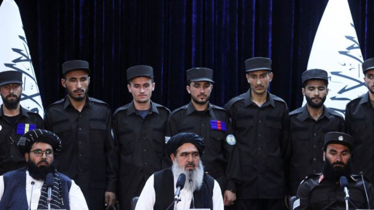 Afgan polisinin yeni üniformaları tanıtıldı