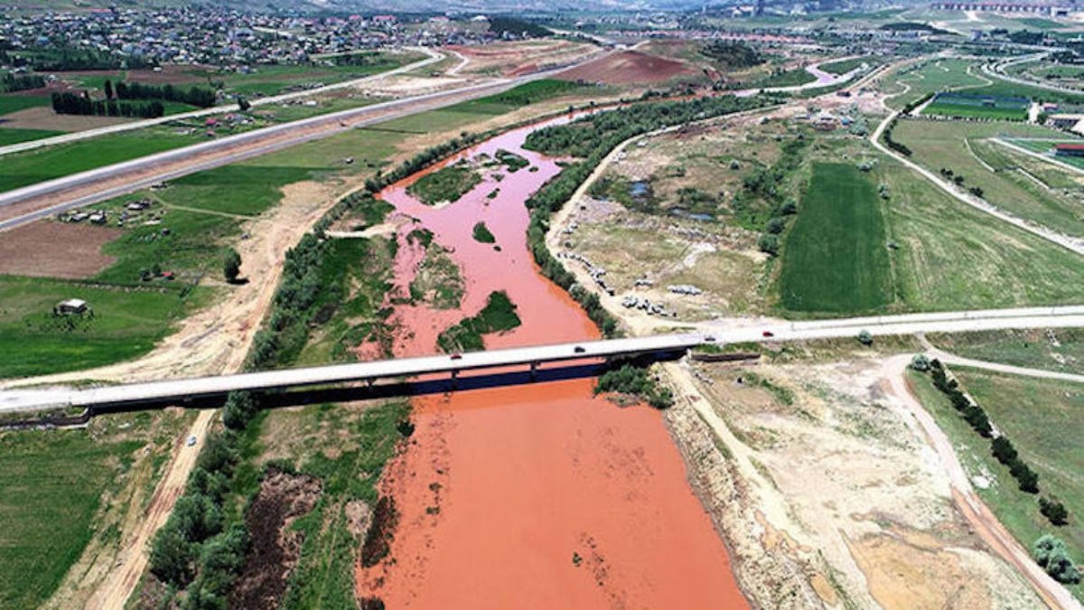 Kızılırmak'tan korkutan görüntü! Adı gibi kızıl akmaya başladı