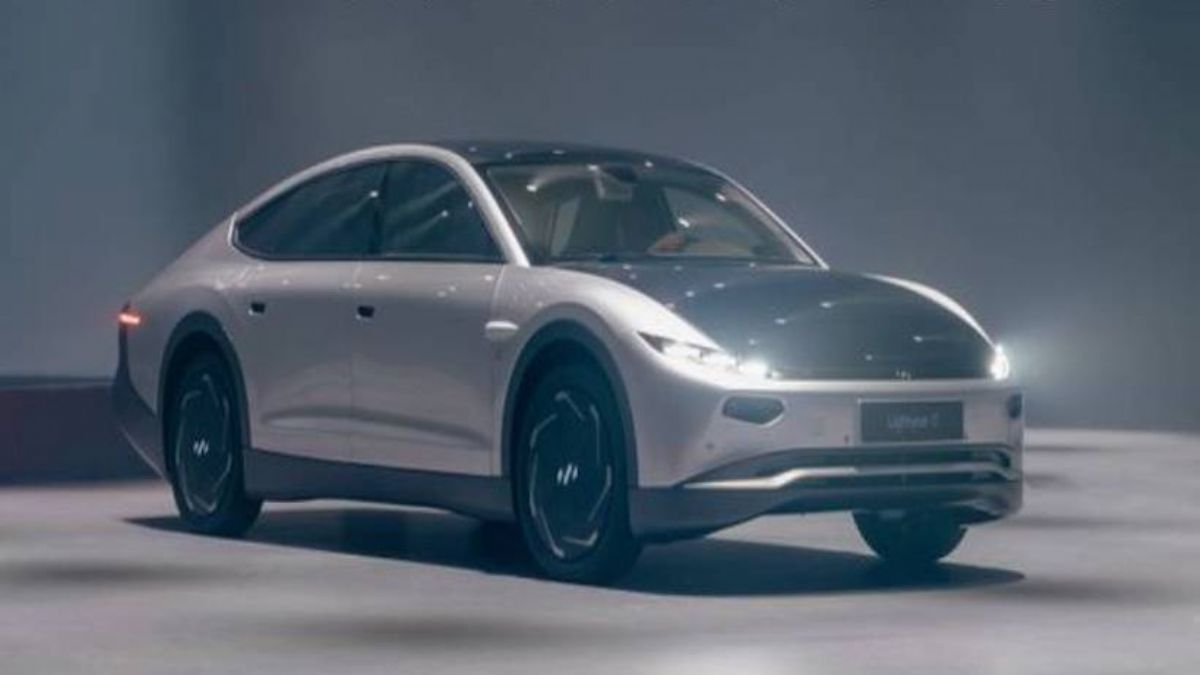 7 ay şarjı bitmeyen güneş enerjili otomobil satışa çıktı