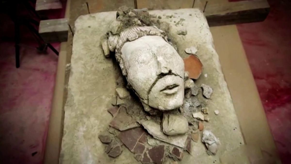 Meksika'da bin 300 yıllık heykel başı bulundu