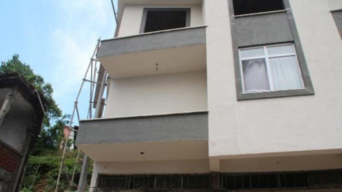 Rize'de fıkra gibi daire; balkon var, kapı yok