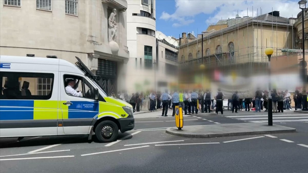 Londra'da PKK yandaşlarından polis eşliğinde yürüyüş!