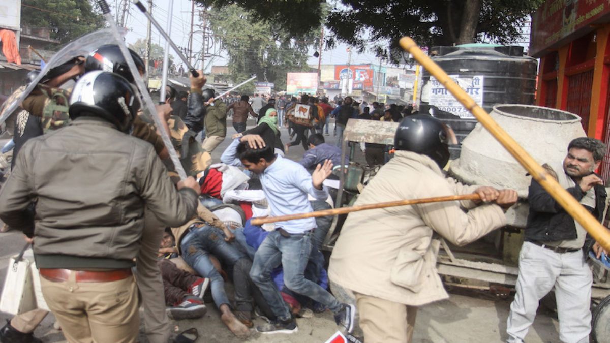 Hindistan'da polis Müslüman gençleri darbetti
