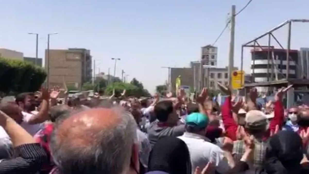 Yüksek vergiler İranlıları bezdirdi! Birçok şehirde halk sokaklara döküldü