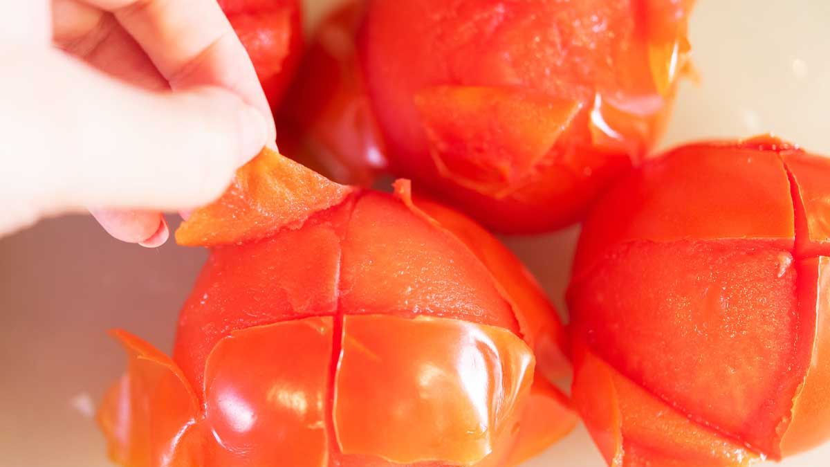 Domates kabuğu nasıl hızlı soyulur? En hızlı şekilde domates kabuğu soyma yöntemi