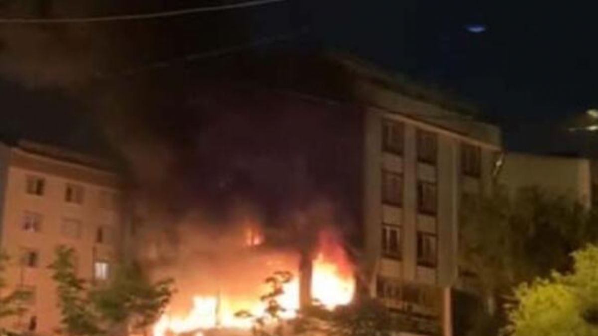 Esenyurtta ev tekstil ürünleri satan mağaza alev alev yandı