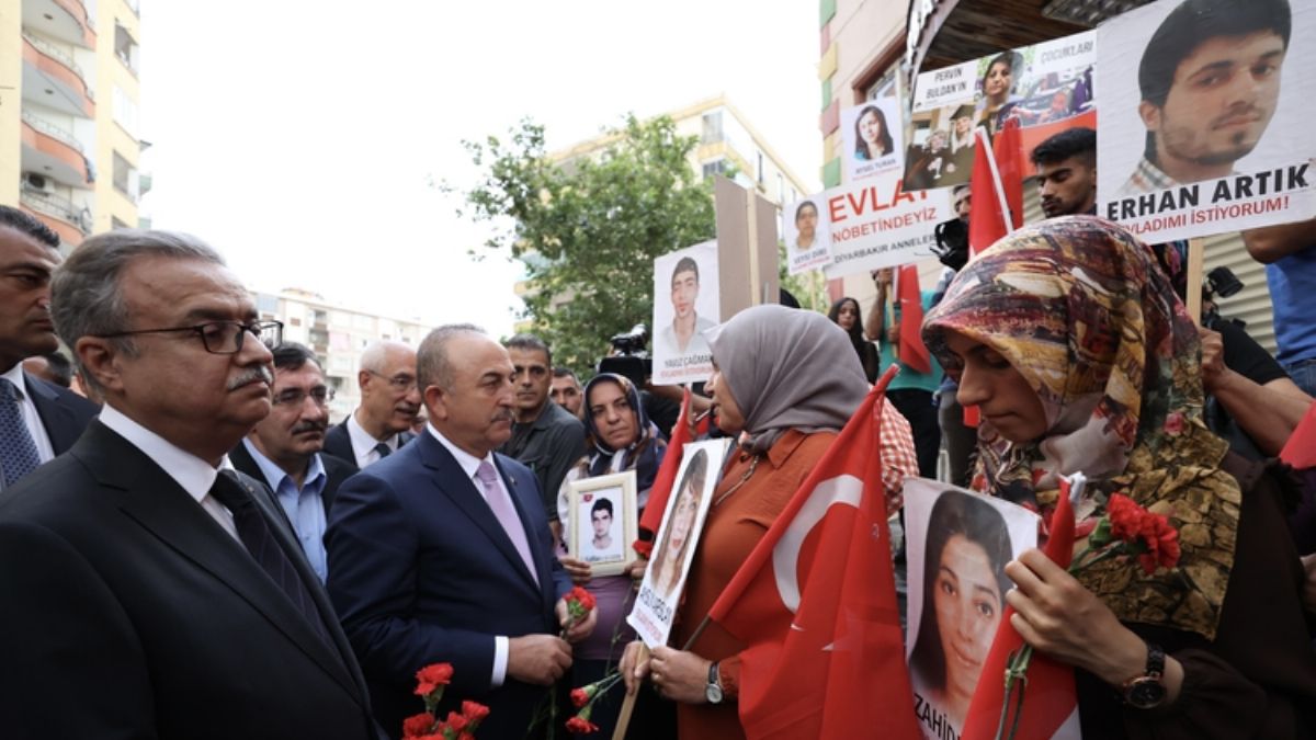 Çavuşoğlu, Diyarbakır annelerini ziyaret etti