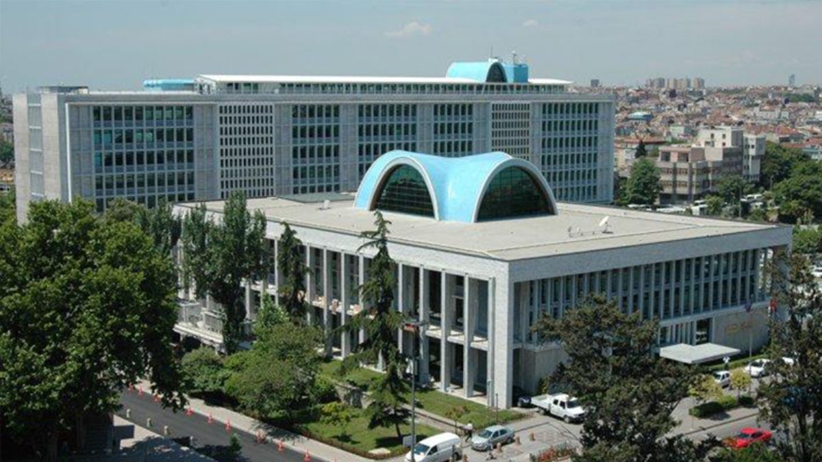 İlber Ortaylı: O binanın oradan kalkması lazım