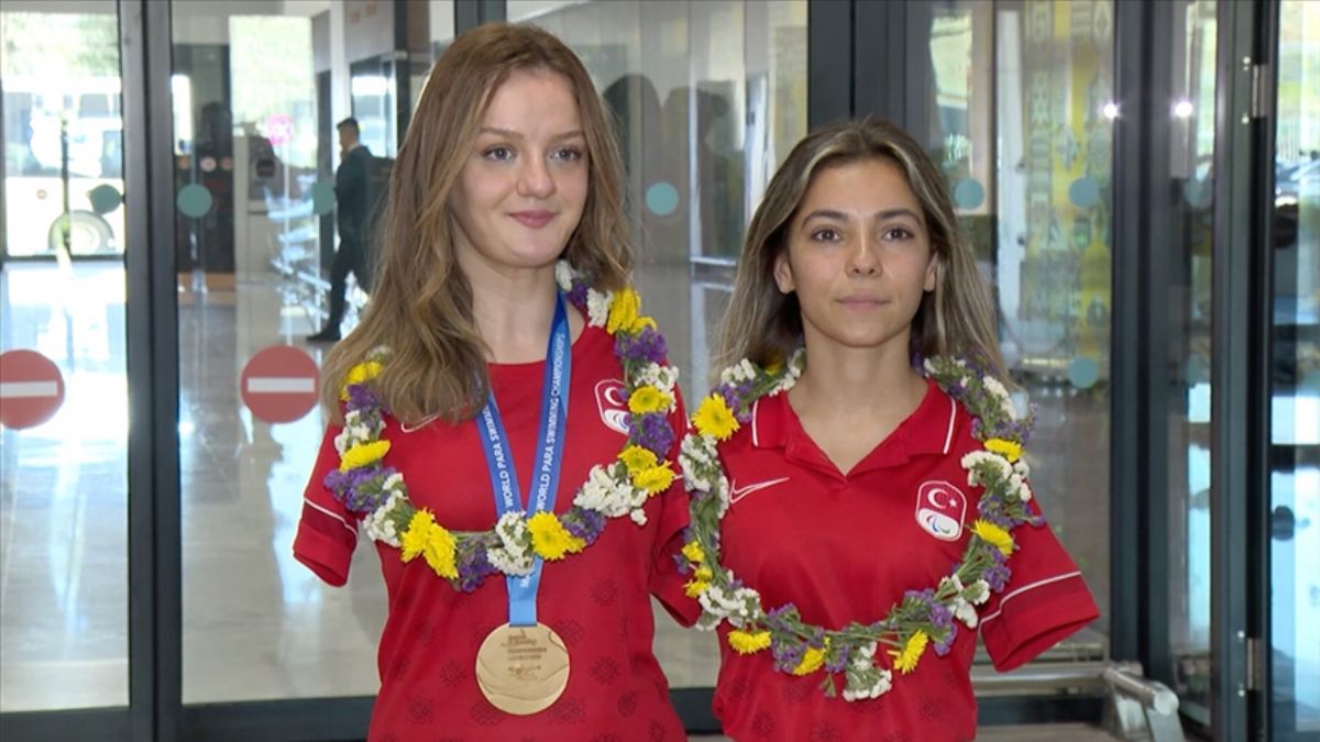 Dünya Şampiyonası'nda madalya alan Sümeyye ve Sevilay yurda döndü