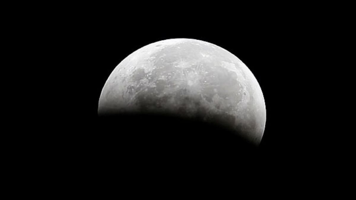 Ay'da toplanan kayalarda su bulundu