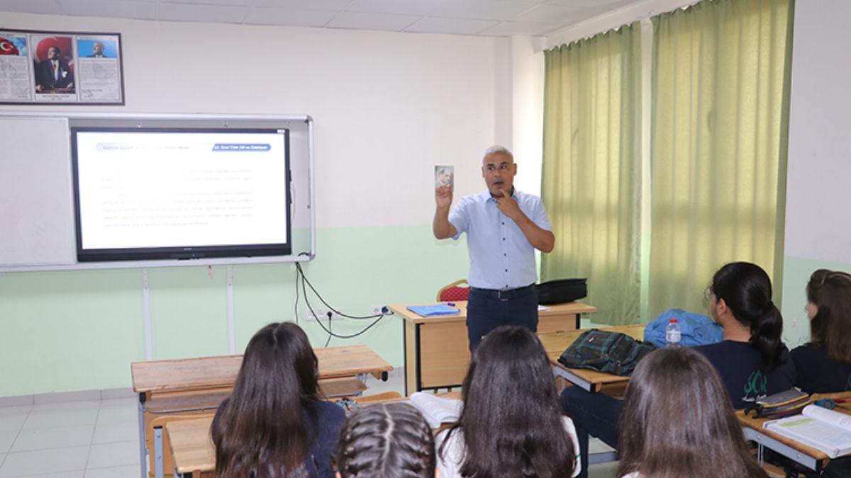 Kekemeliği yenip edebiyat öğretmeni oldu; 'Olmayacak şeyi başardım'