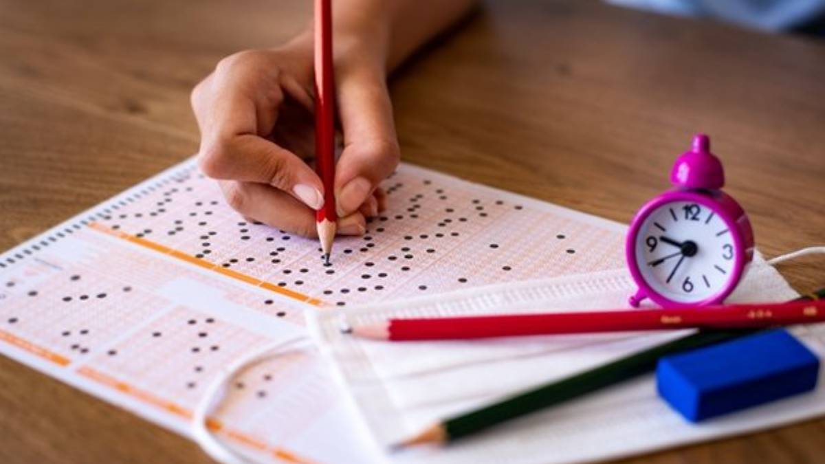 YKS sınavına yüzükle girilir mi? Alyans ile YKS'ye girilir mi? Küpeyle YKS sınavına girilir mi? Kolye, bileklik YKS'de yasak mı serbest mi?